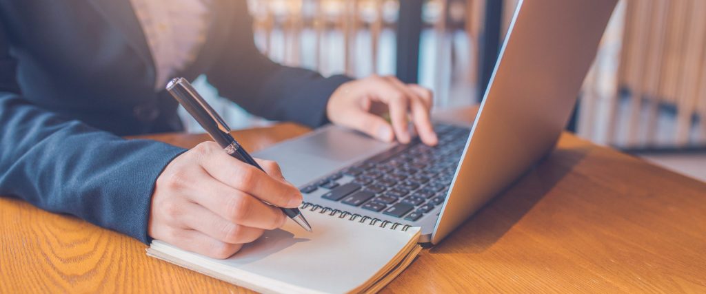 person looking for an online business idea in Dubai